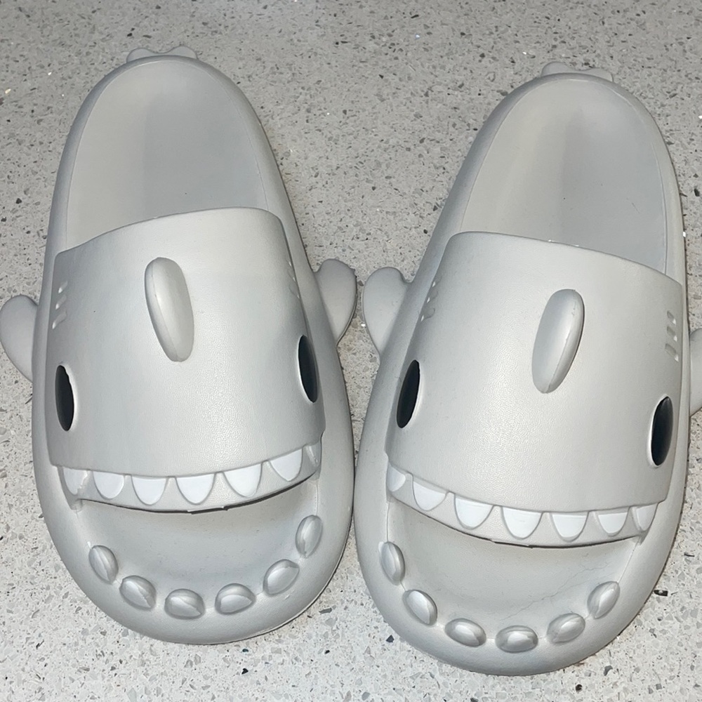 Men’s size 10-11 shark slides never worn